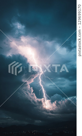 Lightning splitting the night sky 129699170