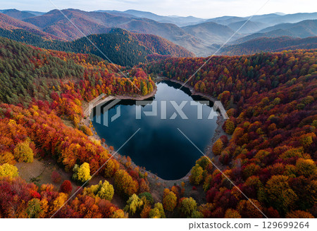 無人機拍攝的“愛之湖” 129699264