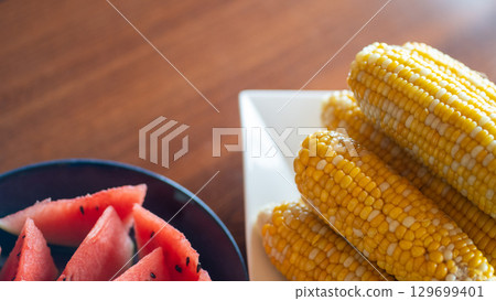 玉米和西瓜為夏天增添色彩 129699401