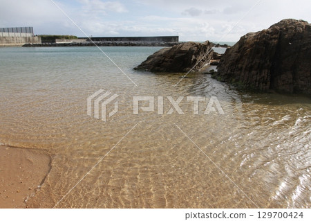The sea of Ginoza Village, Kunigami County, Okinawa Prefecture 129700424