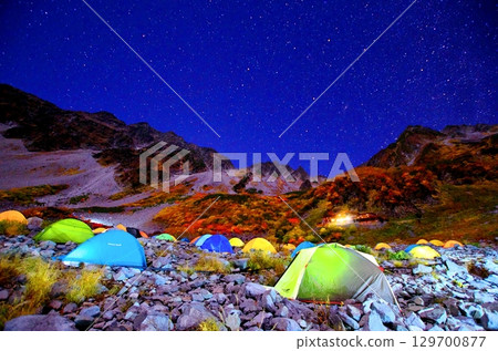 北阿爾卑斯山唐澤的壯麗秋葉和繁星點點的天空 129700877