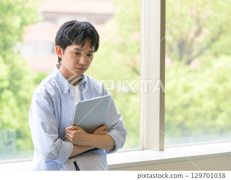 一名表情沮喪的男大學生 129701038