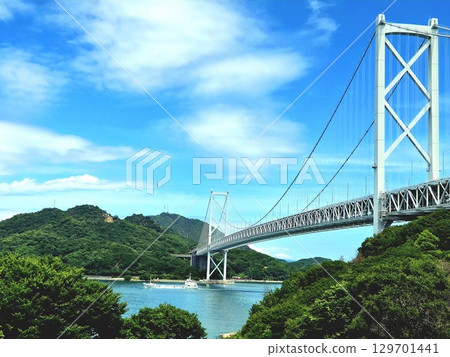 因島大橋在藍天的襯托下熠熠生輝 129701441