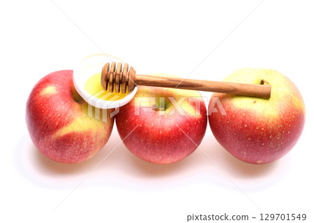 Apples placed in row isolated on white background. 129701549