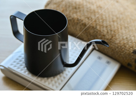 Pot and scale coffee equipment Pot and scale coffee equipment 129702520