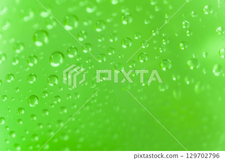 水滴/綠色背景素材 129702796