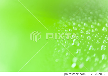 水滴/綠色背景素材 水滴/綠色背景素材 129702812