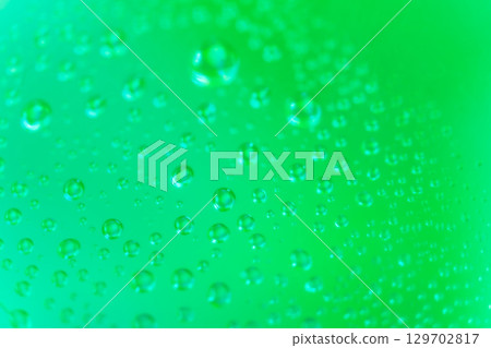 水滴/綠色背景素材 129702817