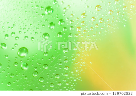 水滴/綠色背景素材 水滴/綠色背景素材 129702822