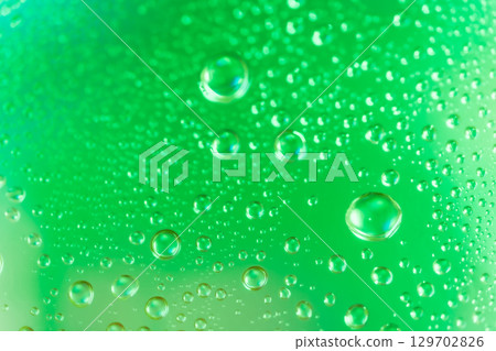 水滴/綠色背景素材 水滴/綠色背景素材 129702826