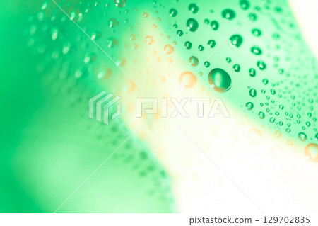 水滴/綠色背景素材 水滴/綠色背景素材 129702835