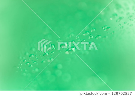 水滴/綠色背景素材 水滴/綠色背景素材 129702837