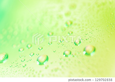 水滴/綠色背景素材 129702838