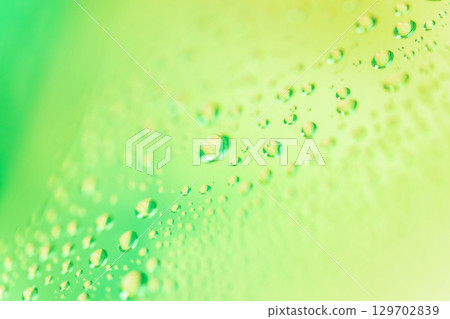 水滴/綠色背景素材 水滴/綠色背景素材 129702839