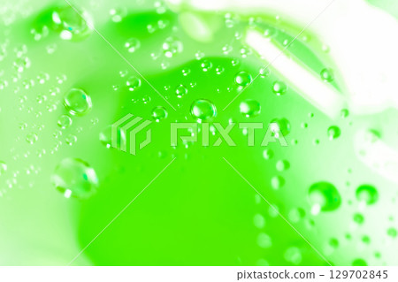 水滴/綠色背景素材 129702845