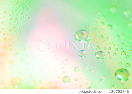 水滴/綠色背景素材 水滴/綠色背景素材 129702846