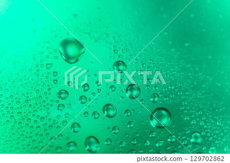 水滴/綠色背景素材 水滴/綠色背景素材 129702862