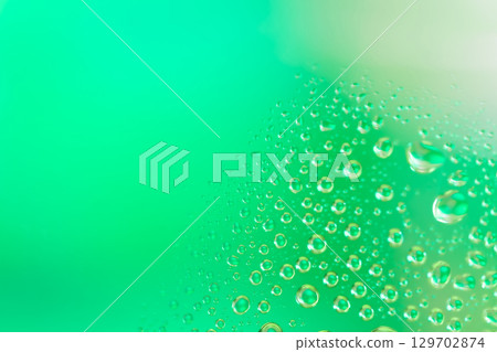 水滴/綠色背景素材 水滴/綠色背景素材 129702874