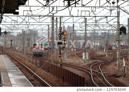 A late-model DE10 diesel locomotive shunting at Okayama Freight Terminal 129703049