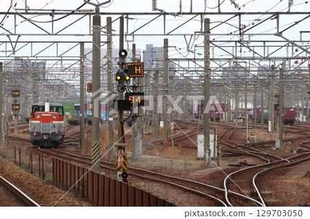 A late-model DE10 diesel locomotive shunting at Okayama Freight Terminal 129703050