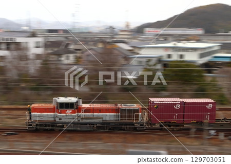 A late-model DE10 diesel locomotive shunting at Okayama Freight Terminal 129703051