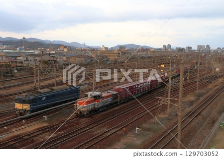 A late-model DE10 diesel locomotive shunting at Okayama Freight Terminal 129703052