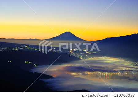 從高木崎高原眺望富士山，諏訪湖被雲海籠罩 129703058