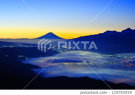 從高木崎高原眺望富士山，諏訪湖被雲海籠罩 129703059