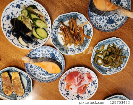 Japanese food, everyday meals, meals, prepared dishes, side dishes, cooking, home 129703453