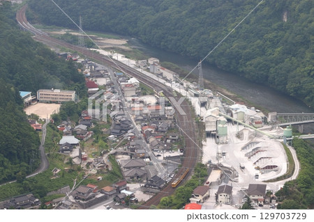 途經新見市井倉的白備線115系列車(單人2節車廂) 途經新見市井倉的白備線115系列車(單人2節車廂) 129703729