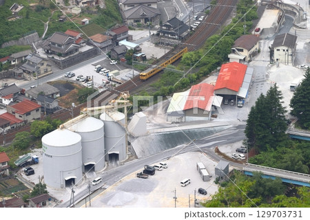 Hakubi Line 115 series train (one-man, two-car train) passing through Ikura, Niimi City 129703731