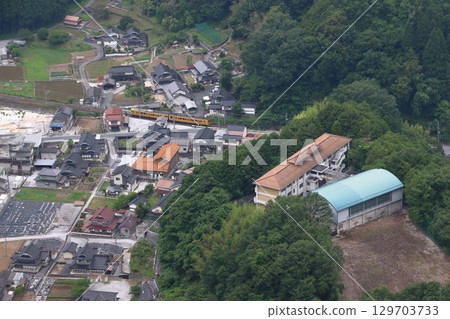 Hakubi Line 115 series train (one-man, two-car train) passing through Ikura, Niimi City 129703733