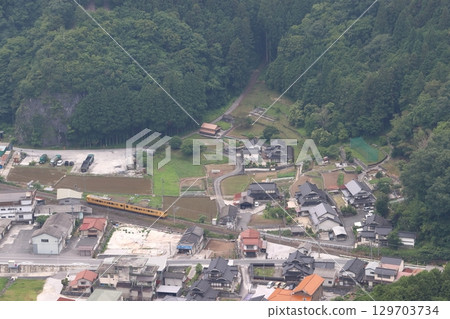 途經新見市井倉的白備線115系列車(單人2節車廂) 途經新見市井倉的白備線115系列車(單人2節車廂) 129703734