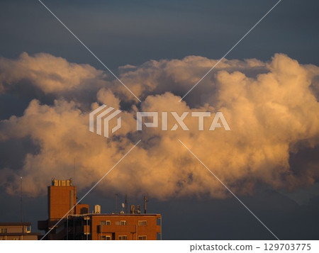 Cumulonimbus clouds approaching from behind the apartment building Cumulonimbus clouds approaching from behind the apartment building 129703775