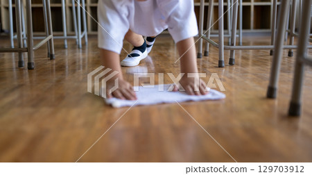 Woman working in a stylish office 129703912