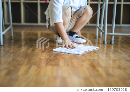 在時尚辦公室工作的女人 129703918