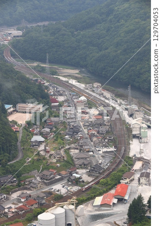 Hakubi Line 115 series local train and 381 series Yakumo limited express train interchange at Niimi Station 129704053