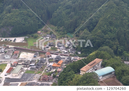 途經新見市井倉的白備線特急八雲(381系列車) 途經新見市井倉的白備線特急八雲(381系列車) 129704260