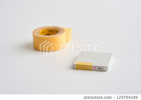 鋰離子電池端子上貼有膠帶 鋰離子電池端子上貼有膠帶 129704289