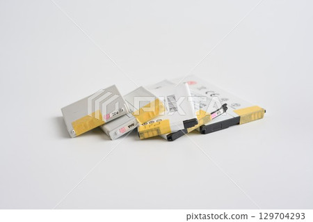 鋰離子電池端子上貼有膠帶 129704293