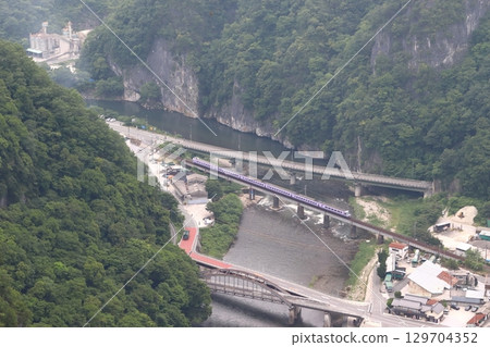 Hakubi Line Limited Express Super Yakumo color (381 series train) passing through Ikura, Niimi City 129704352