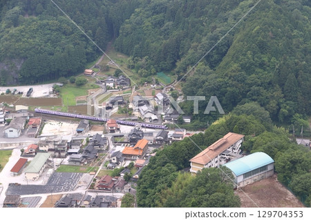 Hakubi Line Limited Express Super Yakumo color (381 series train) passing through Ikura, Niimi City 129704353