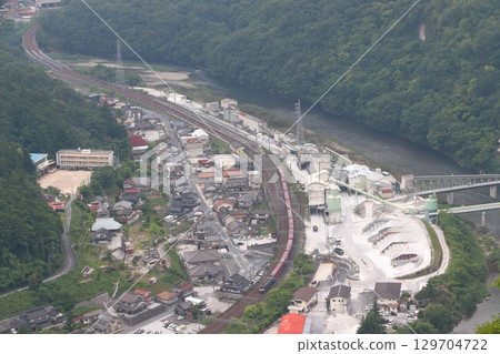 途經新見市井倉的白備線貨運列車 途經新見市井倉的白備線貨運列車 129704722