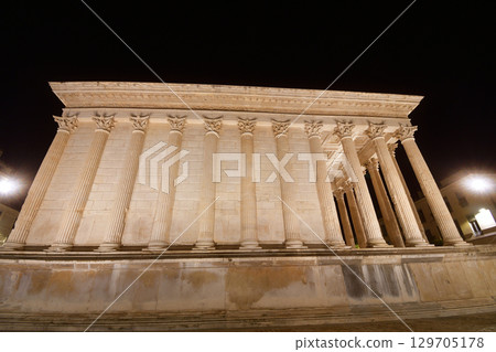 法國尼姆 Maison Carrée 燈光秀(攝於 2025 年 8 月 12 日) 法國尼姆 Maison Carrée 燈光秀(攝於 2025 年 8 月 12 日) 129705178