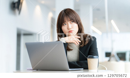 使用電腦思考的女商人 129705672