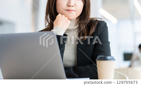 使用電腦思考的女商人 129705673