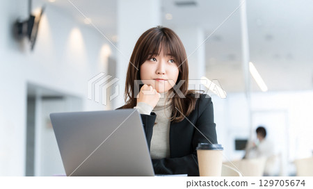 使用電腦思考的女商人 129705674