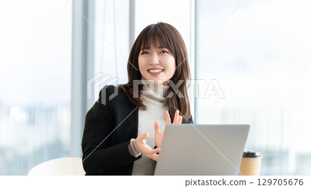微笑著說話的女人/女商人 129705676