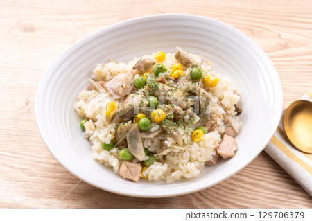 Chicken and burdock pilaf 129706379