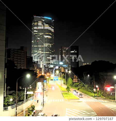 六本木的摩天大樓和3號線環狀線的夜景。一張插畫風格的照片。 六本木的摩天大樓和3號線環狀線的夜景。一張插畫風格的照片。 129707187